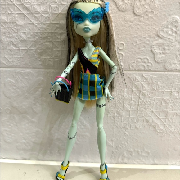 Monster high Frankie Stein gloom beach - Picture 1 of 1